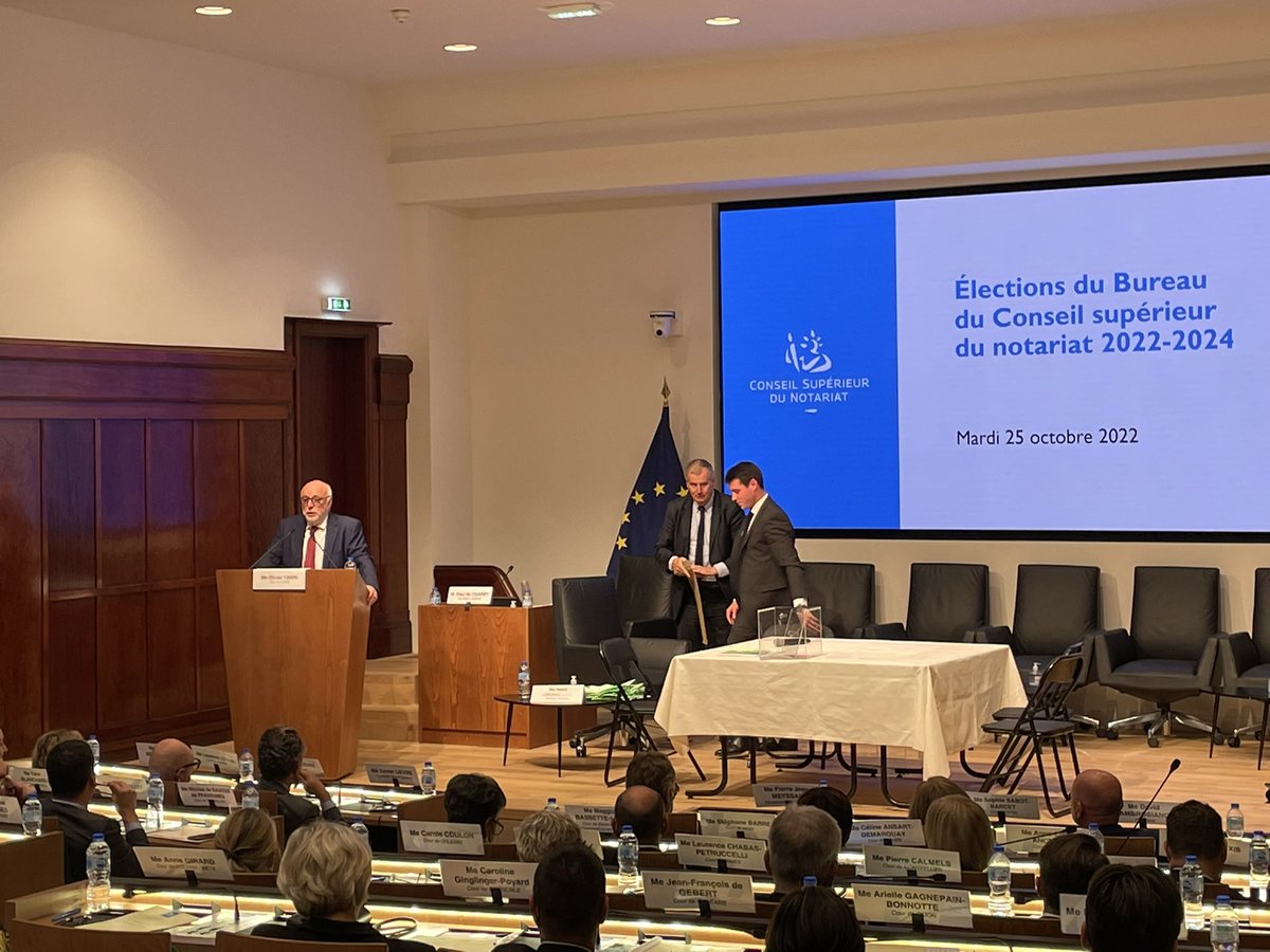 Au <a href="/Notaires_CSN/">Notaires de France</a> pour élection de notre nouvelle Présidente Sophie <a href="/SabotBarcet/">Sophie Sabot-Barcet</a>. Tous mes vœux de réussite à elle et son bureau qui compte deux ligériennes <a href="/LaurenceLeguil/">Laurence Leguil</a> et <a href="/catguihard/">Catherine GUIHARD</a> . Vive les <a href="/Notaires_CSN/">Notaires de France</a> et les <a href="/paysdelaloire/">Pays de la Loire</a> <a href="/ThomasNotaire/">Thierry Thomas</a> <a href="/morancais/">MORANCAIS</a> <a href="/notaires44/">Notaires de Loire-Atlantique</a>