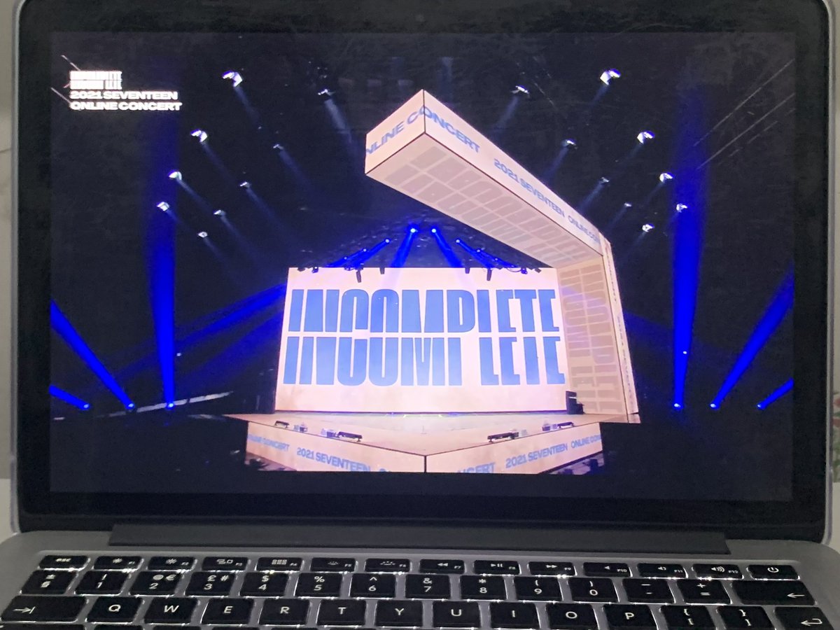 wyn_9's tweet photo. First online concert , belom punya proyektor, masih nonton di laptop , tentunya bareng @valerieeedp https://t.co/gkWF6X1gay