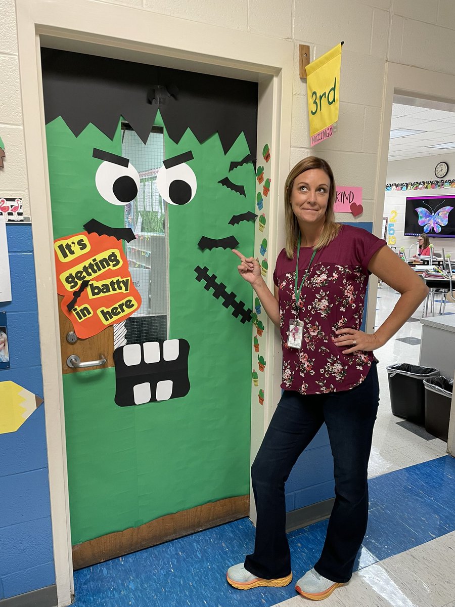 super2ndgraders's tweet photo. @LissMozingo always has a fun themed door! Love this fall one! https://t.co/ECsyTAcQXU