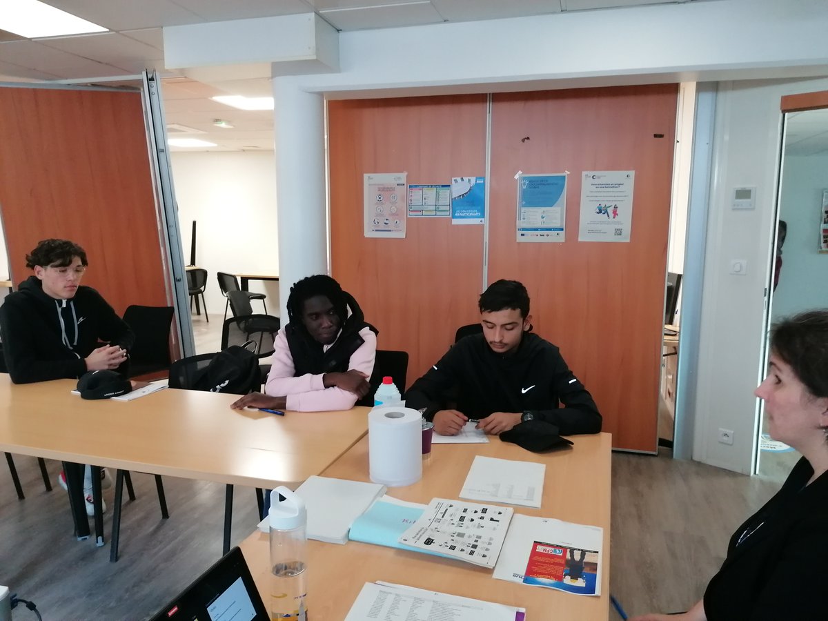 📌Promotion des métiers du bâtiment au Pôle emploi de Versailles dans le cadre de l'opération "Tous mobilisés pour l'emploi"
Tous ces acteurs se sont réunis avec un même but, favoriser l'élaboration du projet professionnel de notre public !
<a href="/E2C78/">École de la 2e Chance Yvelines</a> #SaintQuentinenYvelines