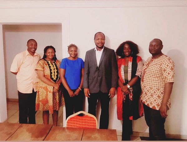 TransparencyTi's tweet photo. L'équipe de Transparency International Cameroon et les partenaires, après une séance de travail sur les projets en cours et à venir avec le Coordonnateur Regional de Transparency Afrique (Centrale et Ouest) Samuel Kaninda dans le cadre de sa visite au Cameroun.
 
#landproject https://t.co/Go2IQkKiy6