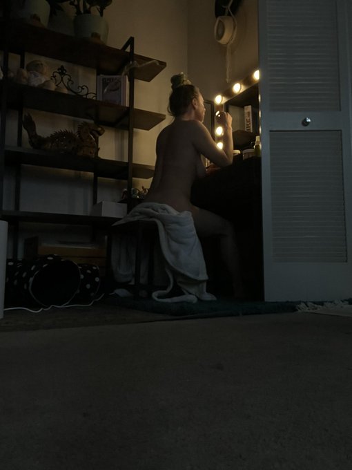 I love my little beauty corner I&rsquo;ve nooked out for myself&hellip; my skin is also loving it&hellip; https://t.co/A<a href="/tag/stl"class="tags"><span>#stl</span></a><a href="/tag/newprofilepic"class="tags"><span>#newprofilepic</span></a>