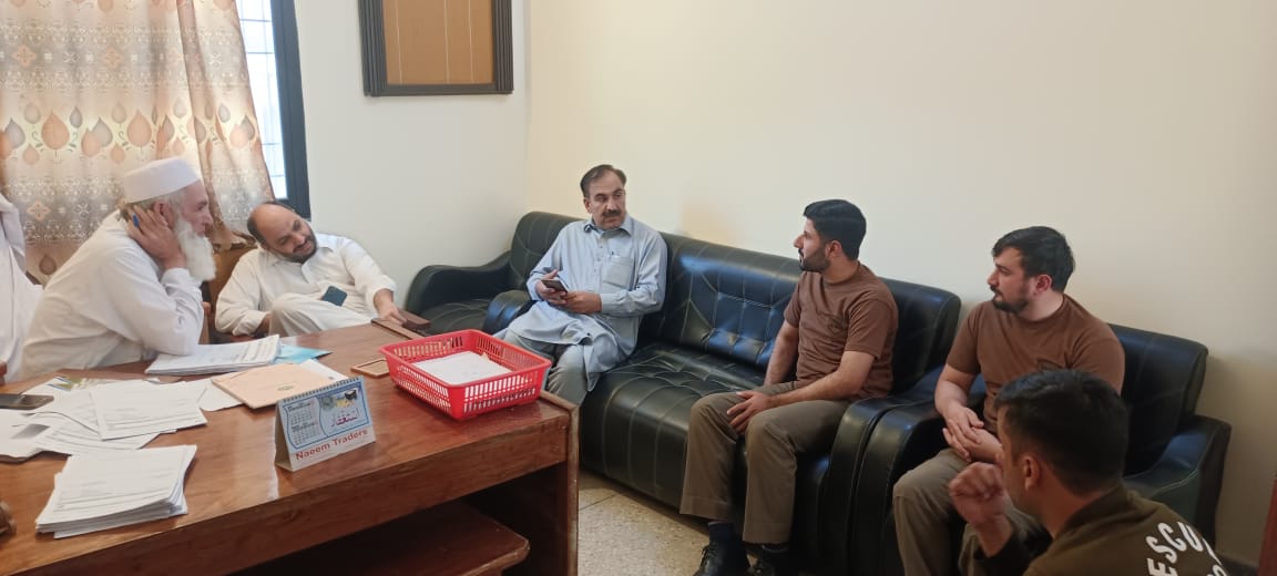 Rescue1122Buner's tweet photo. ریسکیو1122بونیر
بونیر:ریفرل سروس کو بہتر بنانے کیلئے ڈسٹرکٹ ایمرجنسی آفیسر ناصر خان کی ہدایات پر ڈسٹرکٹ ہیڈ کوارٹر ہسپتال ڈگر میں میٹنگ کا انعقاد کیا گیا ۔

بونیر:میٹنگ کا مقصد بونیر عوام کو بروقت اور معیاری سروس فراہمی اور دونوں ڈیپارٹمنٹس کے درمیان باہمی تعاون کو فروغ دینا ہے https://t.co/FhWvnAVG67