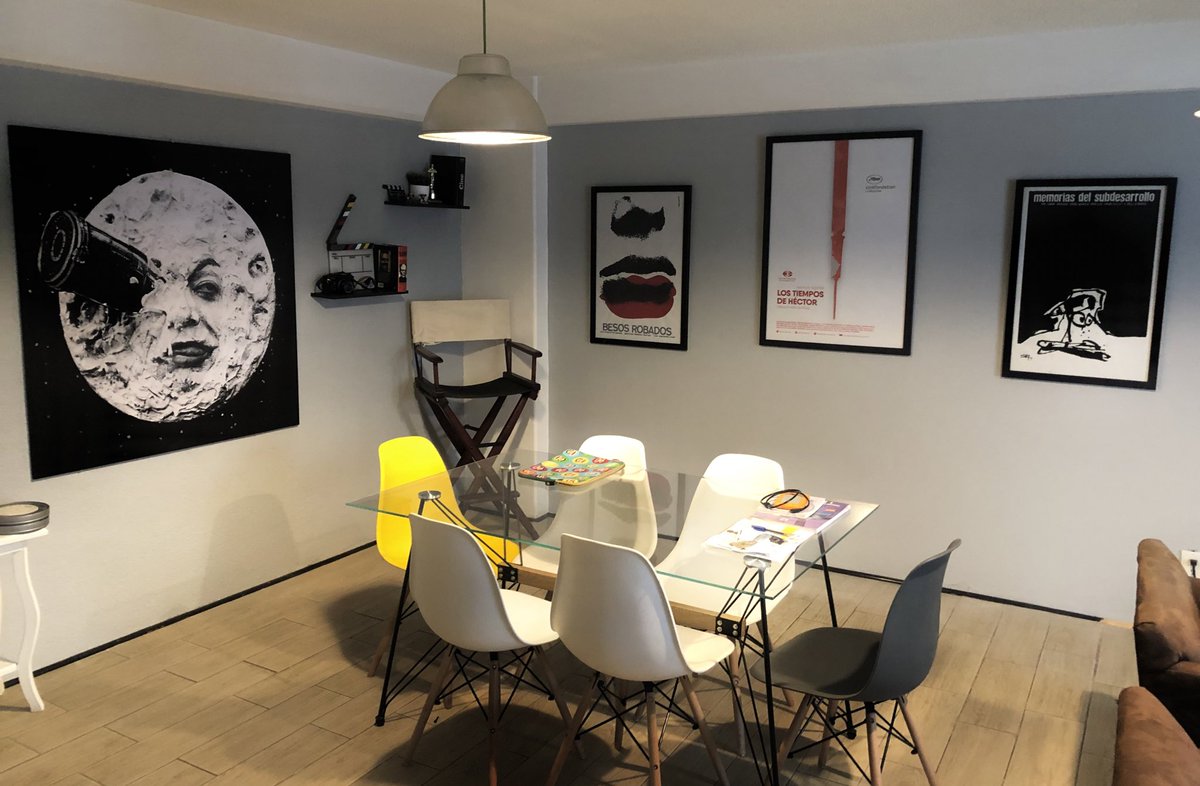 arielgtz's tweet photo. Querida gente, estoy rentando mi depa en la CDMX por @airbnb_mx a partir de enero. Está en Copilco. Es un piso muy chulo, cómodo y además rinde un hermoso homenaje al cine.

Les agradecería un RT a este post si les interesa. 

Abrazos cinéfilos. 📽🎬

 https://t.co/aGxfltmvqz https://t.co/DibfsIuslW