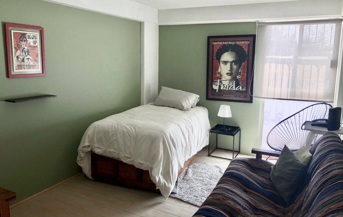 arielgtz's tweet photo. Querida gente, estoy rentando mi depa en la CDMX por @airbnb_mx a partir de enero. Está en Copilco. Es un piso muy chulo, cómodo y además rinde un hermoso homenaje al cine.

Les agradecería un RT a este post si les interesa. 

Abrazos cinéfilos. 📽🎬

 https://t.co/aGxfltmvqz https://t.co/DibfsIuslW