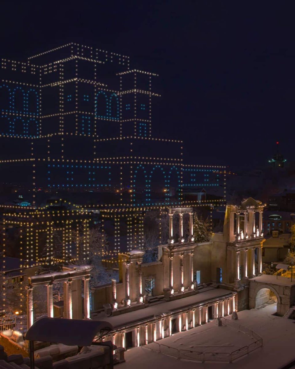 DapperHistorian's tweet photo. What a way to use modern drone technology, giving us a wonderful recreation of historical buildings in their former glory! https://t.co/Z6RwwACawe