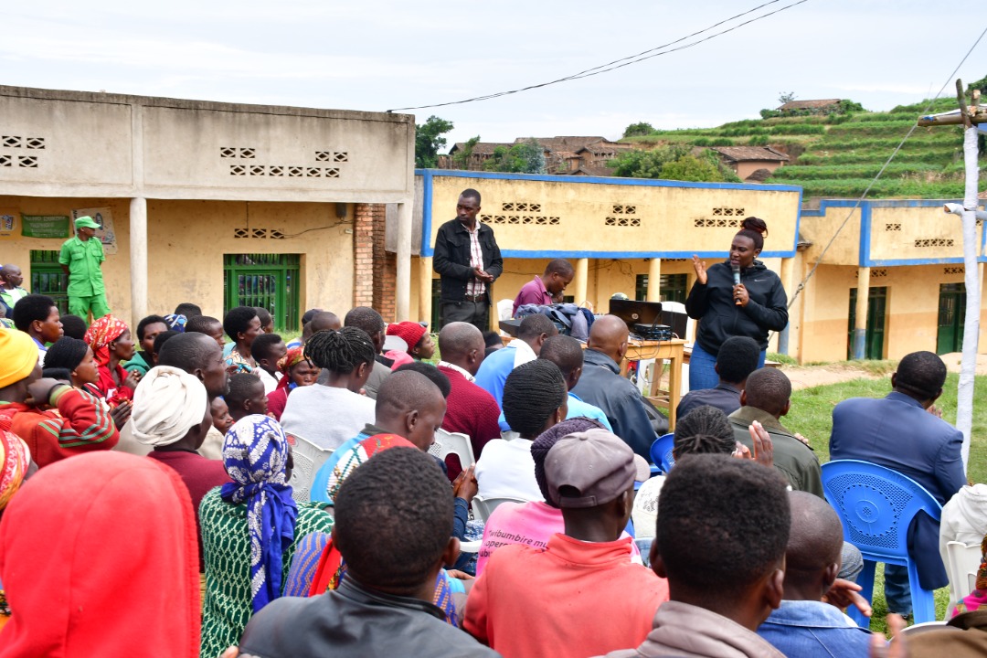 RwandaSouth's tweet photo. Uyu munsi Guverineri @AKayitesiAlice yifatanyije n'Abaturage bo mu Kagari ka Gatare mu Murenge wa Gatare @Nyamagabe mu Nteko y'abaturage, yabashimiye ko ari abaturage bakunda umurimo ababwira ko uruganda rw'ingano basabye Umukuru w'Igihugu ubu rukora, abasaba kongera umusaruro https://t.co/ICslDN14Wn