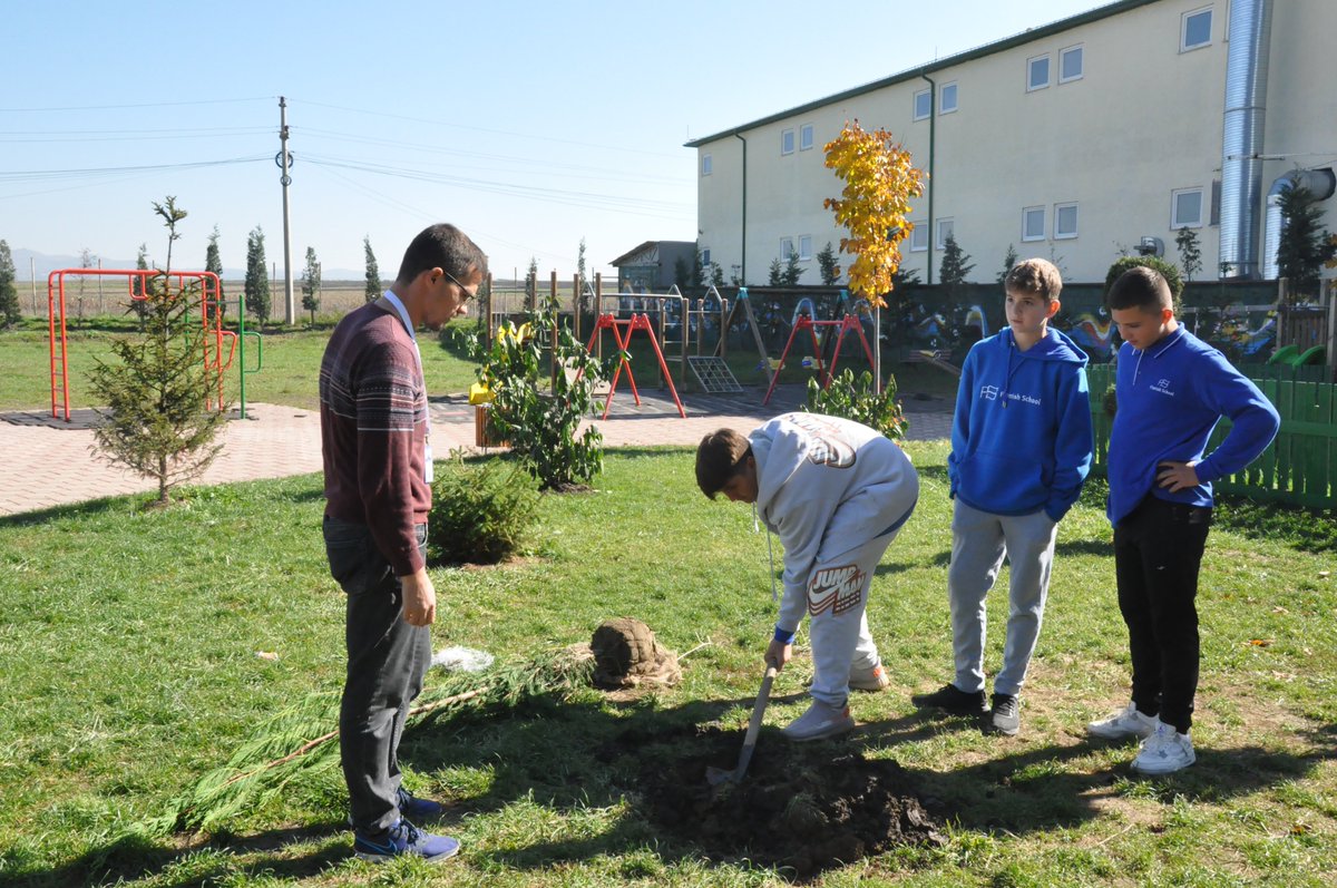 Finnishschools's tweet photo. Revitalizing our school yard 🌳🌲
#CallToEarth #sustainableliving #SaveTheEarth #environment #pollution #recyclying #FinnishSchool #InternationalSchool #FinnishEducation #education #students #learning #Finland https://t.co/4XKVgBg5FM