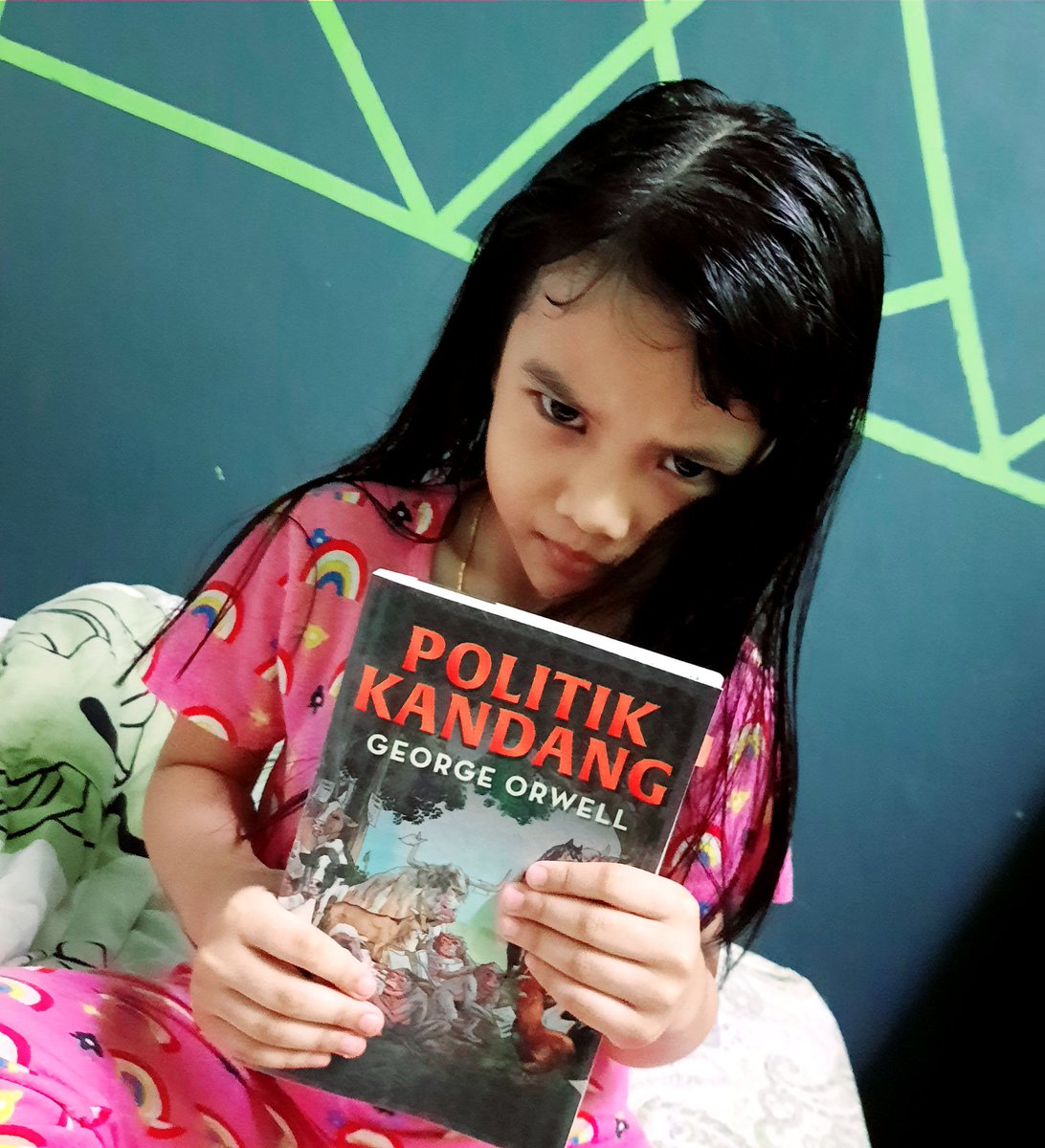 AdilaKamaruddin's tweet photo. Marissa byk kali paksa aku cerita buku ni. "Cikyong cepatla cerita buku haiwan bfikir ni". Drama ni b'laku tiap kali aku pegang buku. Katanya dh tiba story time dia. Byk kali cerita, x faham2 jg. Last2 dia buat conclusion sendiri. "Oo babi tu jahat la, dia hilang kawalan kan". https://t.co/dFO5gRnUki