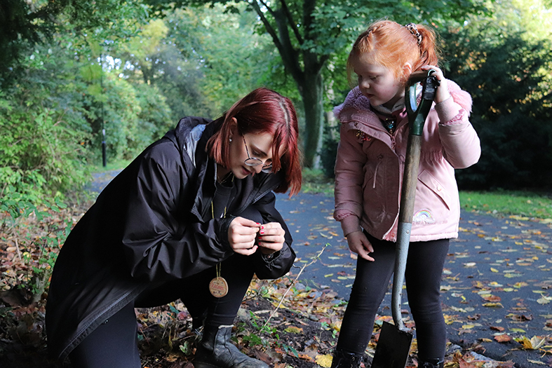 ParksNewcastle's tweet photo. We had a fantastic morning yesterday with Rachel from #Beelines helping children with their bulb-planting, followed by cosy creative activities in #SpringbankPavilion afterwards π
Supported by
@Newcastle_NHS @lga_foundation & @CFTyneWearNland https://t.co/X7t46blH1M