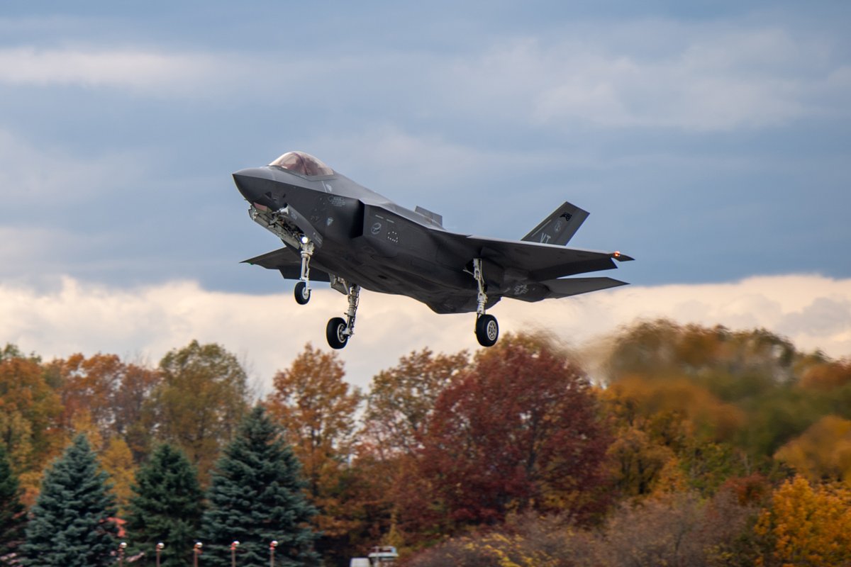 Fall is in the air 🍃🍁🌿🍂 

F-35A Lightning II takes off at the Vermont Air National Guard Base, South Burlington, #Vermont.