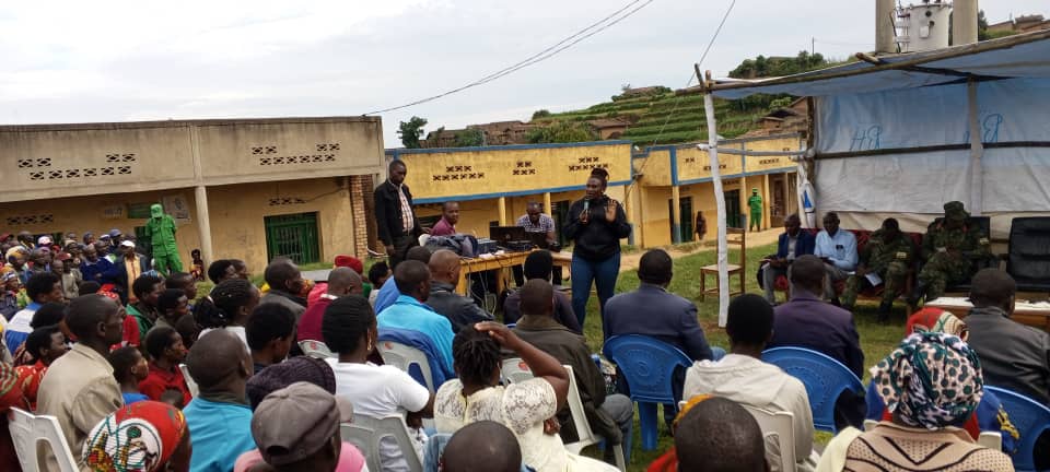 RwandaSouth's tweet photo. Yabaganirije kuri gahunda za Leta zitandukanye, abasaba kwita ku buhinzi baharanira gusagurira amasoko, kwirinda ubuharike n'Amakimbirane mu Miryango, anabashishikariza gusezerana ku bantu babana batarasezeranye. Habayeho n'Umwanya wo kwakira ibibazo n'Ibitekerezo by'Abaturage. https://t.co/Gz7HFmsIpv