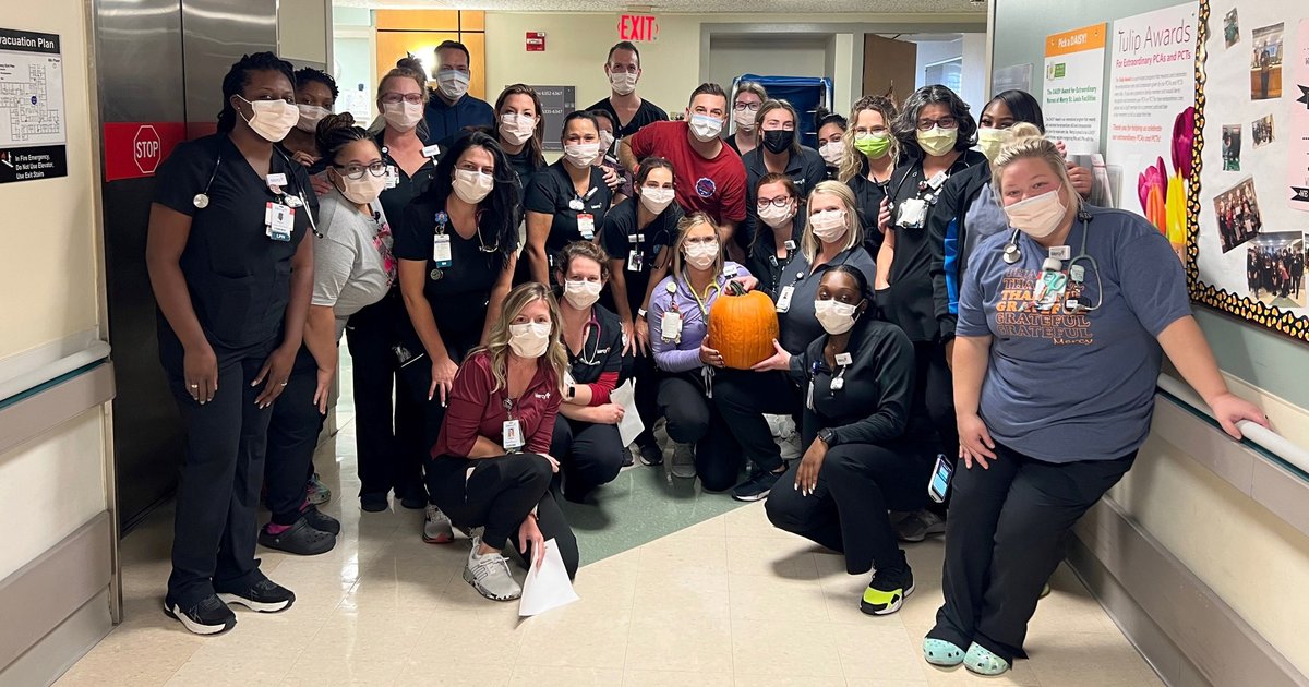 mercysaintlouis's tweet photo. Thanks to The Wake Up w/ Bret &amp; Julie team for surprising our Med/Surg unit w/ a pumpkin, thanking them for the care they provide our community. @BretMega  @Y98 @JulieTristan delivered them to deserving members of the St. Louis area. https://t.co/cefC5ghPw6