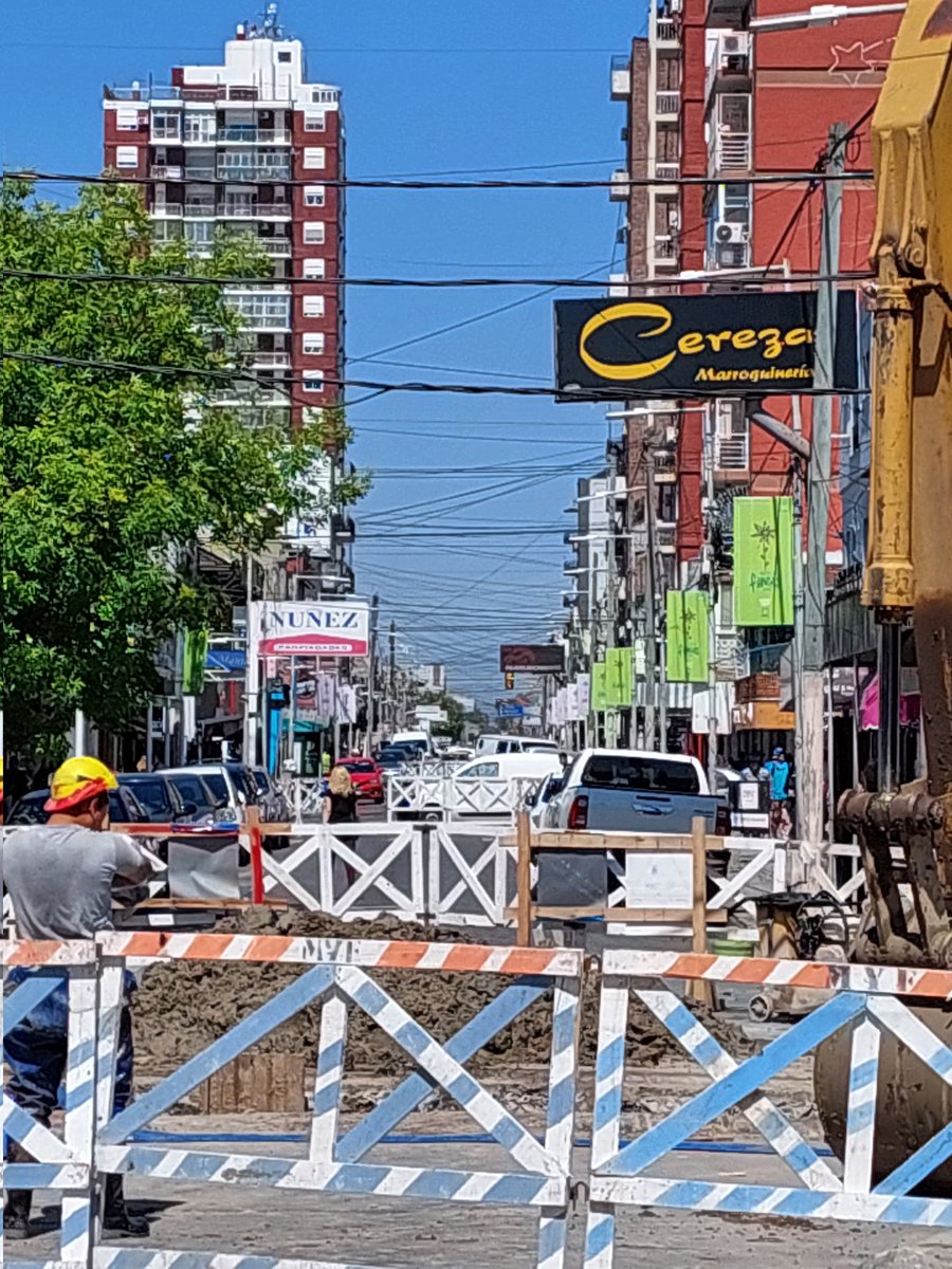 A quien se le ocurre cortar todo el centro comercial de Wilde a solo 2 meses de las fiestas que es el momento que esperan todos los comerciantes???
<a href="/gestion_a/">Municipio de Avellaneda</a> 
O será que como volvió Ferraresi y hay que vender CEMENTO ??