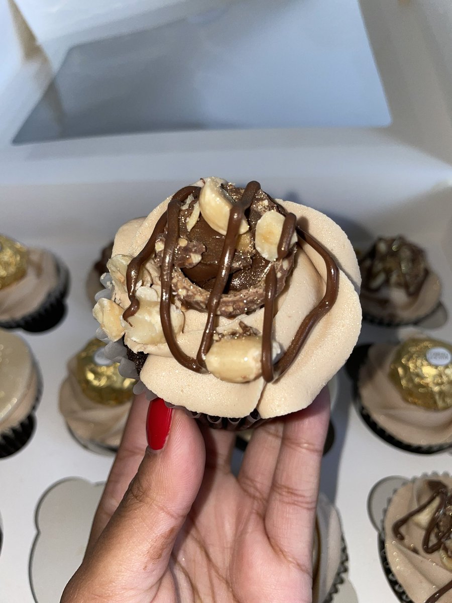 rr_away's tweet photo. FERRERO ROCHER BIRTHDAY CUPCAKES🍫🌰🤩🫶🏾 https://t.co/6WvC2ZeYRe