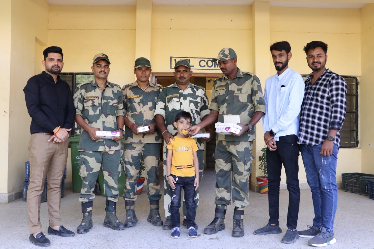 HiteshPlnpur's tweet photo. આજે માણસાઈ ફાઉન્ડેશન દ્વારા દિવાળી અને નવા વર્ષની ઉજવણી BSF કેમ્પ દાંતીવાડા ખાતે દેશના જવાનોની વચ્ચે જઈ મોં મીઠું કરાવી હર્ષભેર ઉજવણી કરી હતી

⁦@BSF_India⁩ ⁦@AmitShah⁩ ⁦@sanghaviharsh⁩ ⁦@CMOGuj⁩ ⁦@PMOIndia⁩ ⁦@narendramodi⁩ ⁦@CollectorBK⁩ https://t.co/Ra91MIp1aj