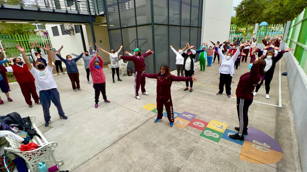 Ponte_Pila_'s tweet photo. 🔴 Sigue la transmisión #EnVivo de nuestras rutinas de activación física para toda la familia con nuestros promotores deportivos, así como la cápsula nutricional. #PontePila #SaludEnTuVida #DeporteComunitario 
👇🏻
https://t.co/VUsoCHPMF3 https://t.co/kQ0iYAQHBn