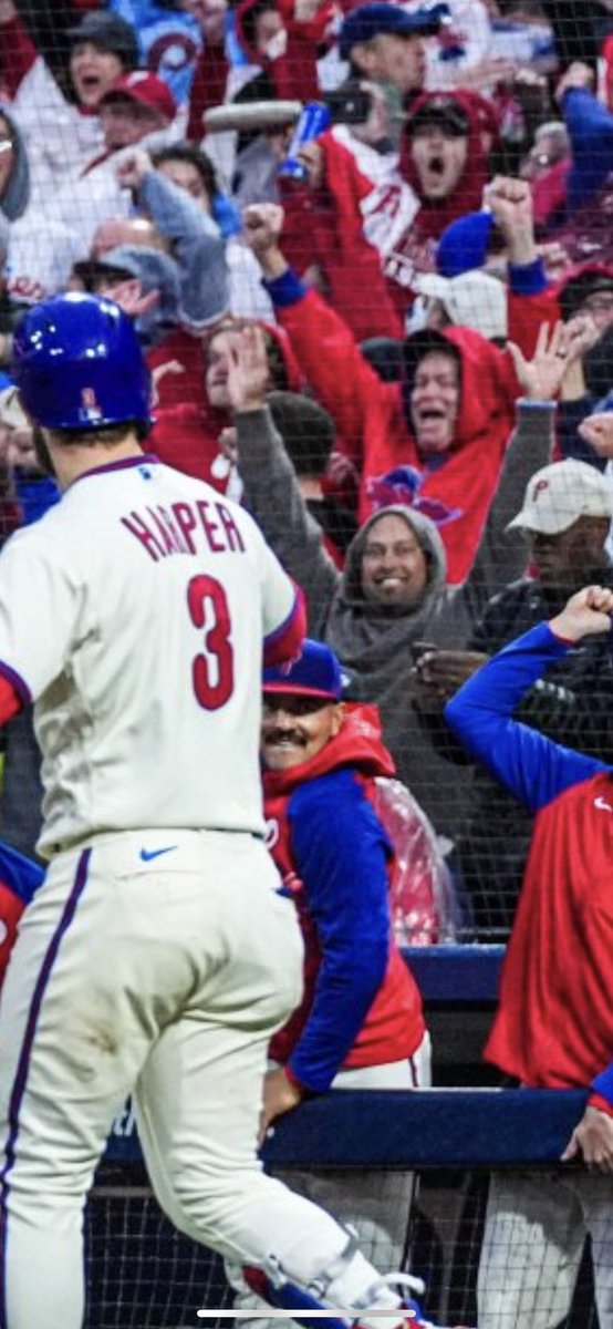 C_Kramedas's tweet photo. @Phillies Hidden gems.. Shane Victorino and Santa in the crowd https://t.co/pwIyhBRv3h