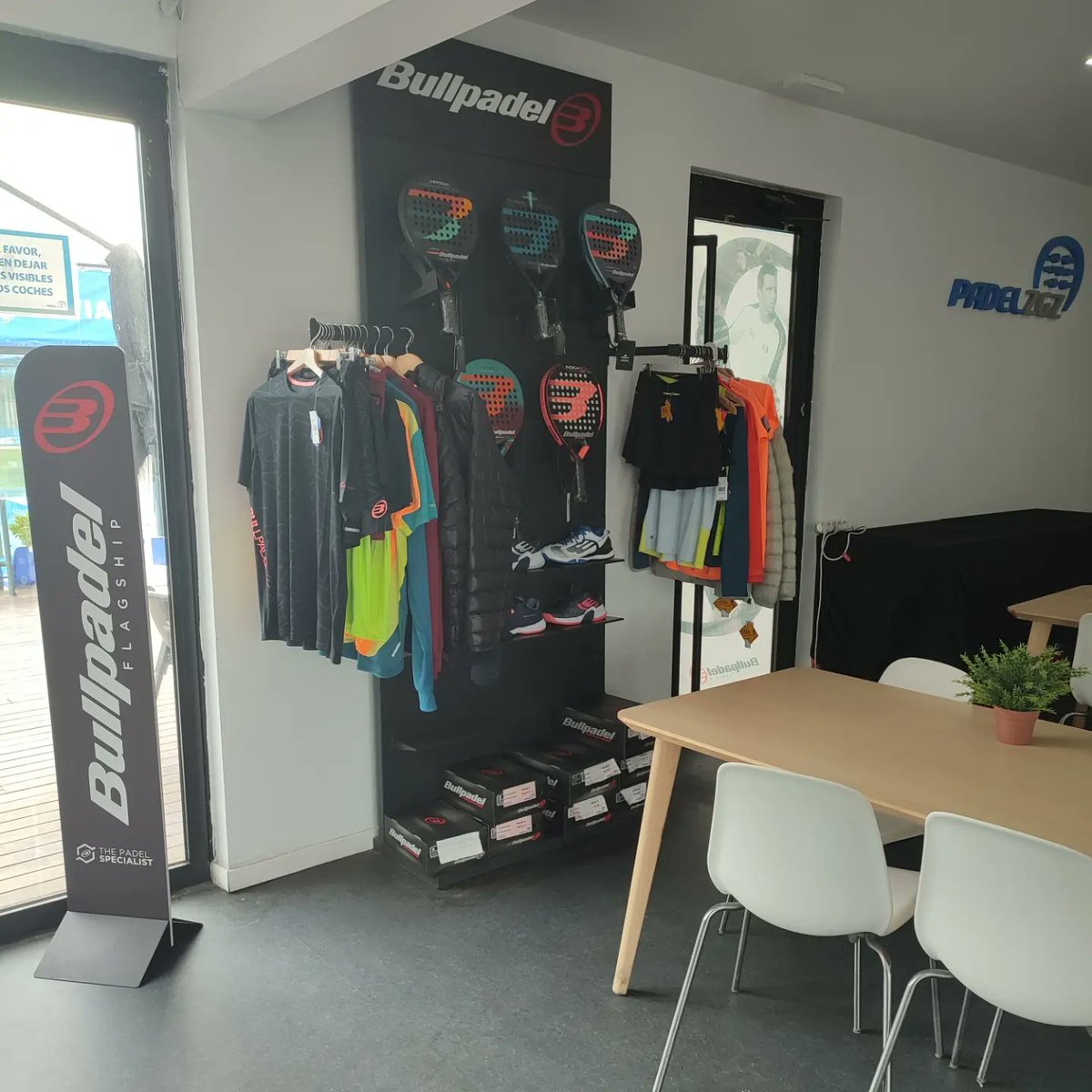 Padelzaragoza's tweet photo. Nuestras instalaciones y oficinas ya están cambiando como club oficial @bullpadelsport y sólo es el primer paso. Ya contamos con los vinilos y tótems de Bullpadel Flagship.
Más novedades próximamente...
#padel #padelzaragoza #bullpadel https://t.co/3MkttaDnxA