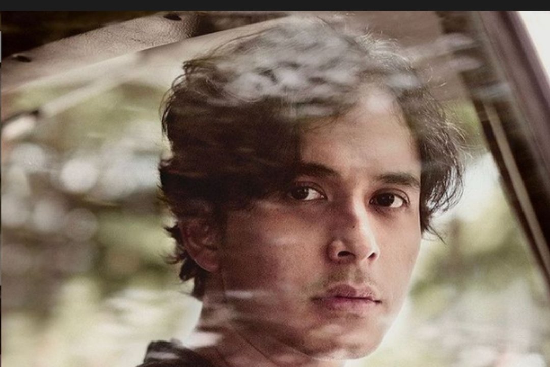 RianiSuhandi's tweet photo. "ketemu" karakter Nino di novel #Notasi, aku langsung ngebatin, "ah he reminds me about a person I used to know." Jadi menghayal sendiri kalau sampai difilimkan, Jourdy Pranata yg cocok meranin Nino karena setiap kali lihat Jourdy selalu keinget that person 🤣
#GiveawayNotasi https://t.co/0wq3B9YtxN