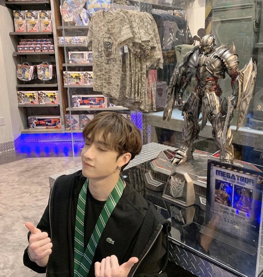 beyondyasmin's tweet photo. bang chan’s bday post for lee know is throwback back to when skz went to universal studios <3 https://t.co/6yp2iIzK4J