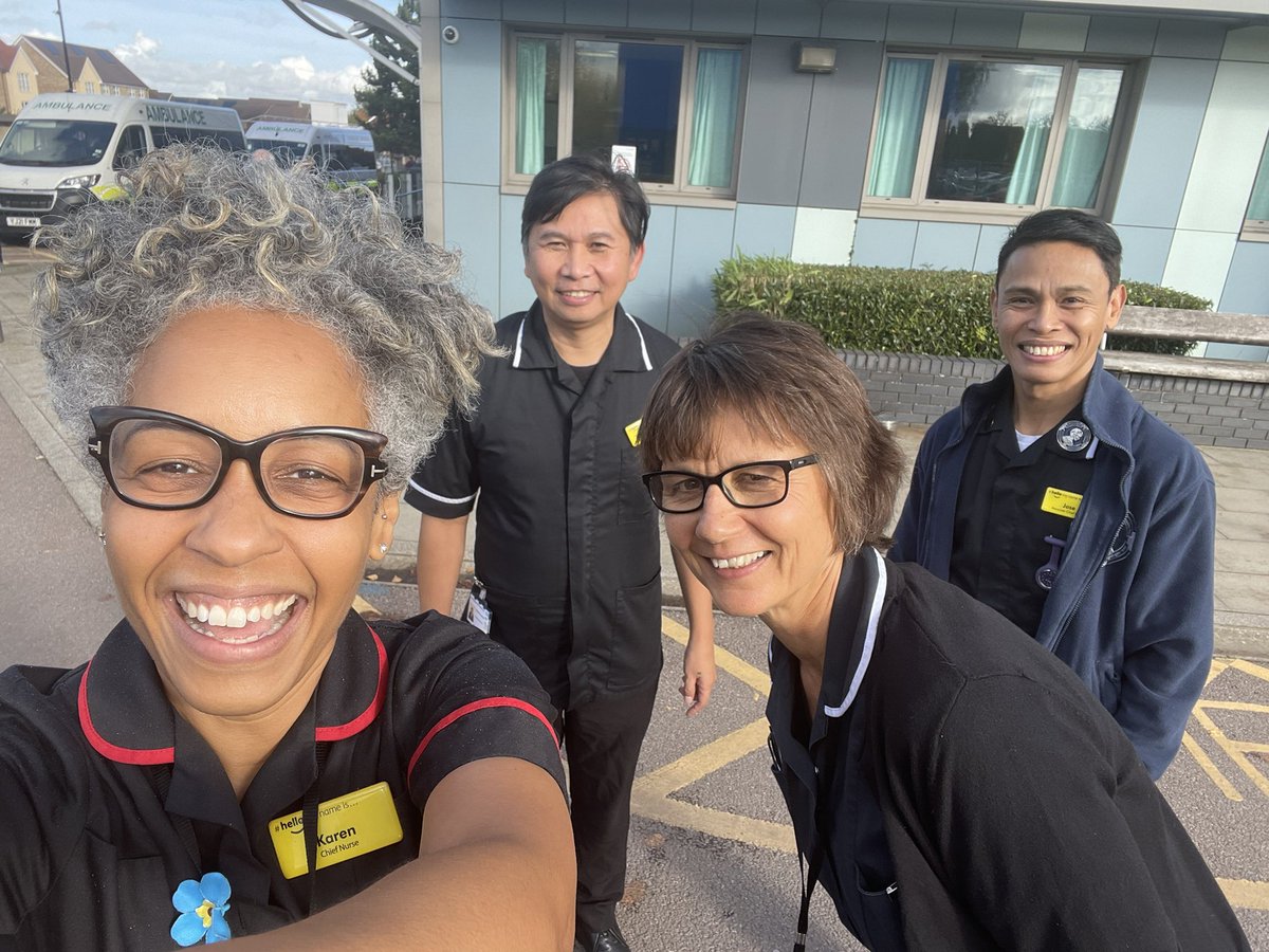 This is how we do our 121 meetings in the Chief Nurse office -walk & talk @BucksHealthcare - today I met with @mitch23ching -look 👀who we bumped into @TinaCharlton9 having her 121 with @JoseCloyd #OneTeam #mentalhealth #physicalHealth