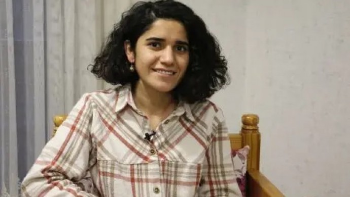 Bu gün birçok kentte yapılan ev baskınlarından gözaltına alınan 12 gazeteciden biri olan JİNNEWS muhabiri Derya Ren, hakkında daha önce verilen hapis cezası gerekçe gösterilerek tutuklandı. Ren, Diyarbakır Kadın Kapalı Cezaevi'ne götürüldü. @MAturkce