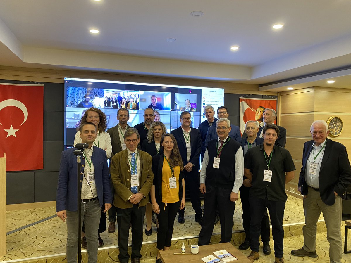 FORESTEUROPE's tweet photo. In our hybrid session, the #FoRISK pilot on #wildfires presented the policy brief “Working towards a more wildfire resilient pan-European forest landscape building on sustainable forest management”, and @marcuslindner_  keynote on #forest resilience operationalization 🏕🪵🌲 https://t.co/jDIK80n33G
