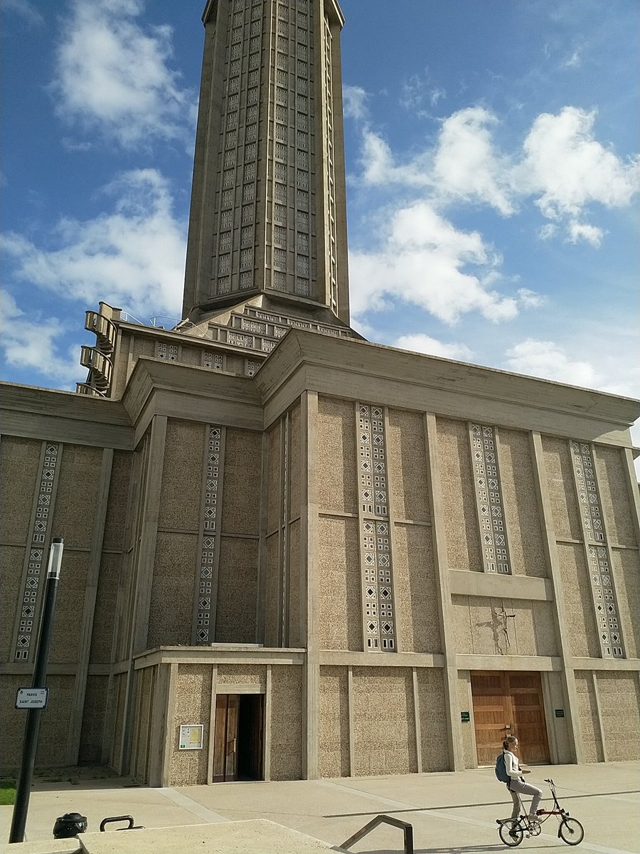 Zeer interessant bezoek aan Le Havre. Zwaar verwoest in WOII, herbouwd door Auguste Perret - leermeester  van Le Corbusier - naoorlogse voorbeeld van sted + arch in modulair beton met rijke detaillering. #Unesco unesco.nl/nl/erfgoed/le-…