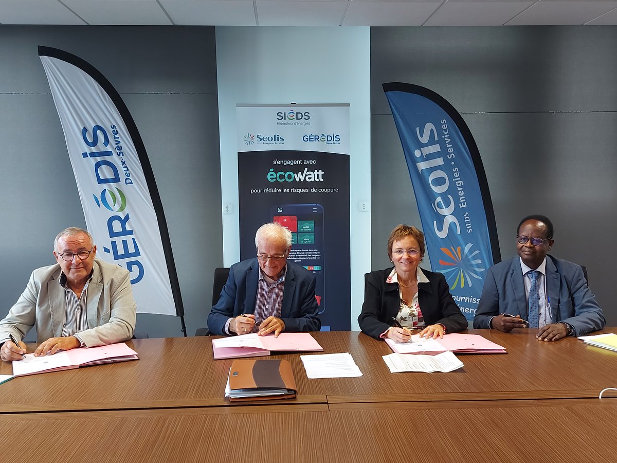 📌𝗣𝗢𝗜𝗡𝗧 𝗣𝗥𝗘𝗦𝗦𝗘
Le <a href="/SIEDS_Energies/">SIEDS</a>, SÉOLIS et <a href="/GEREDIS_2Sevres/">GÉRÉDIS</a> ont signé avec <a href="/rte_france/">RTE</a> la charte d'engagement Ecowatt développée par RTE et l'<a href="/ademe/">ADEME</a>, en faveur d'une consommation d'électricité plus responsable 👍
RDV sur monecowatt.fr
#engagement #écogestes