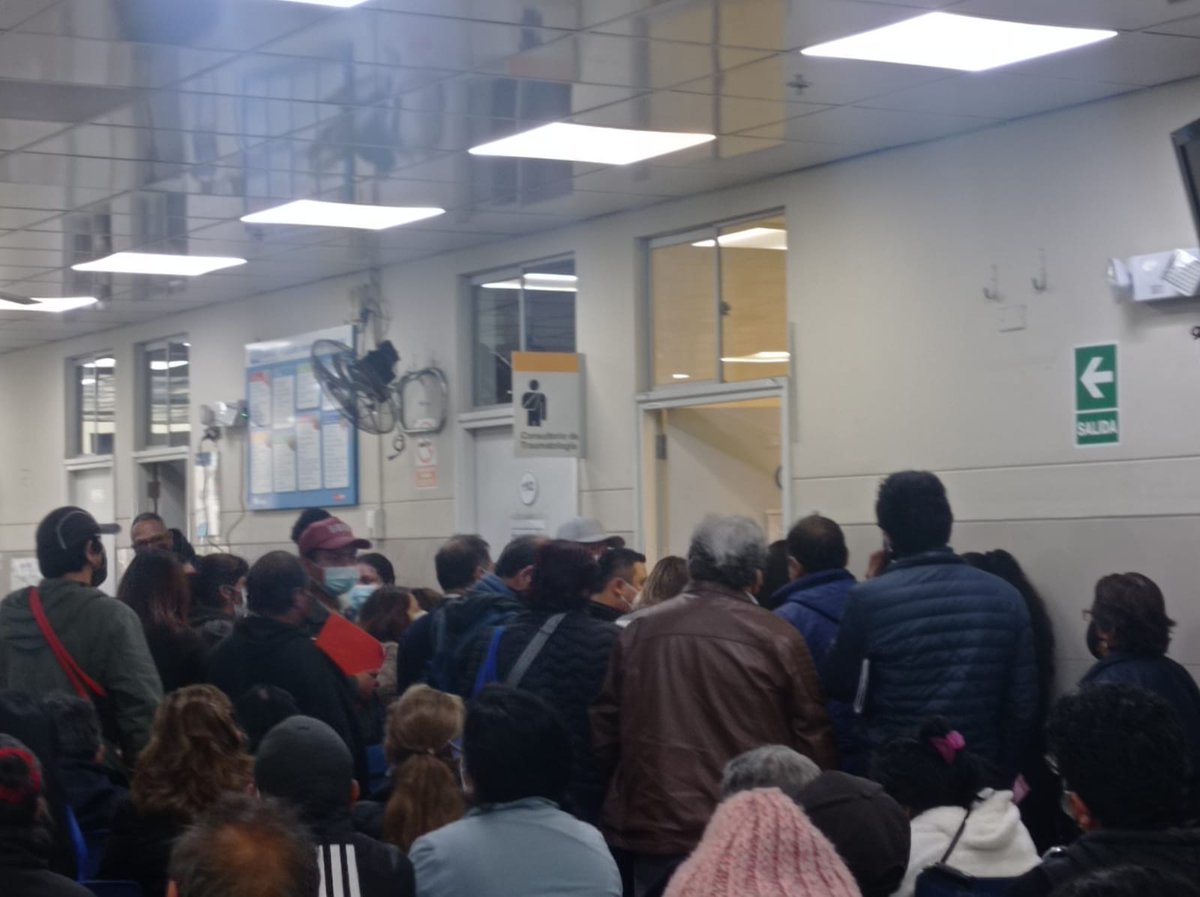 VictorBolvar1's tweet photo. 2.@EsSaludPeru  los médicos en #hospital negreiros,damos 10 adicionales por turno,pero faltan 4 traumatologos,no podemos ayudar a más pacientes,no podemos trabajar con el caos que no resuelven. 
Fotos d hoy buscando adicional. https://t.co/FryN8MWfbh