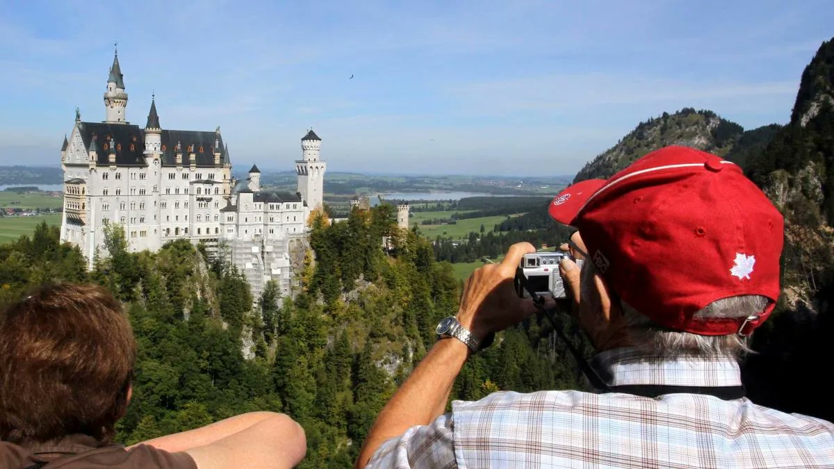 Amerikas berühmtester Reiseautor kennt den Kulturschock, den viele seiner Landsleute in der Bundesrepublik erleben, und nennt typisch deutsche Eigenheiten  buff.ly/3SqUkgM