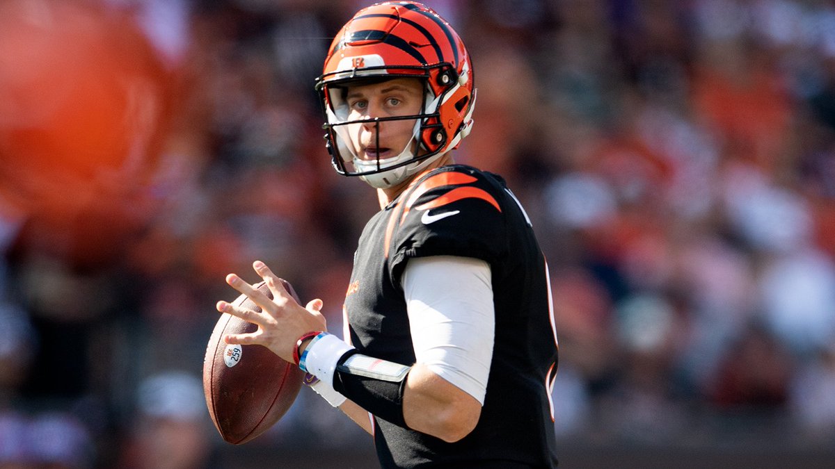 SUB OF THE WEEK. Para la Semana 7 (#Week7 ) de la NFL, el premio va el QB #JoeBurrow #RuleTheJungle ).
BURROW pasó para 481 yds-3 TDs, corrió 20 yds-TD, RTG:138.2, en la victoria de su equipo vs FALCONS.
#Congrats #SUBoftheWEEK