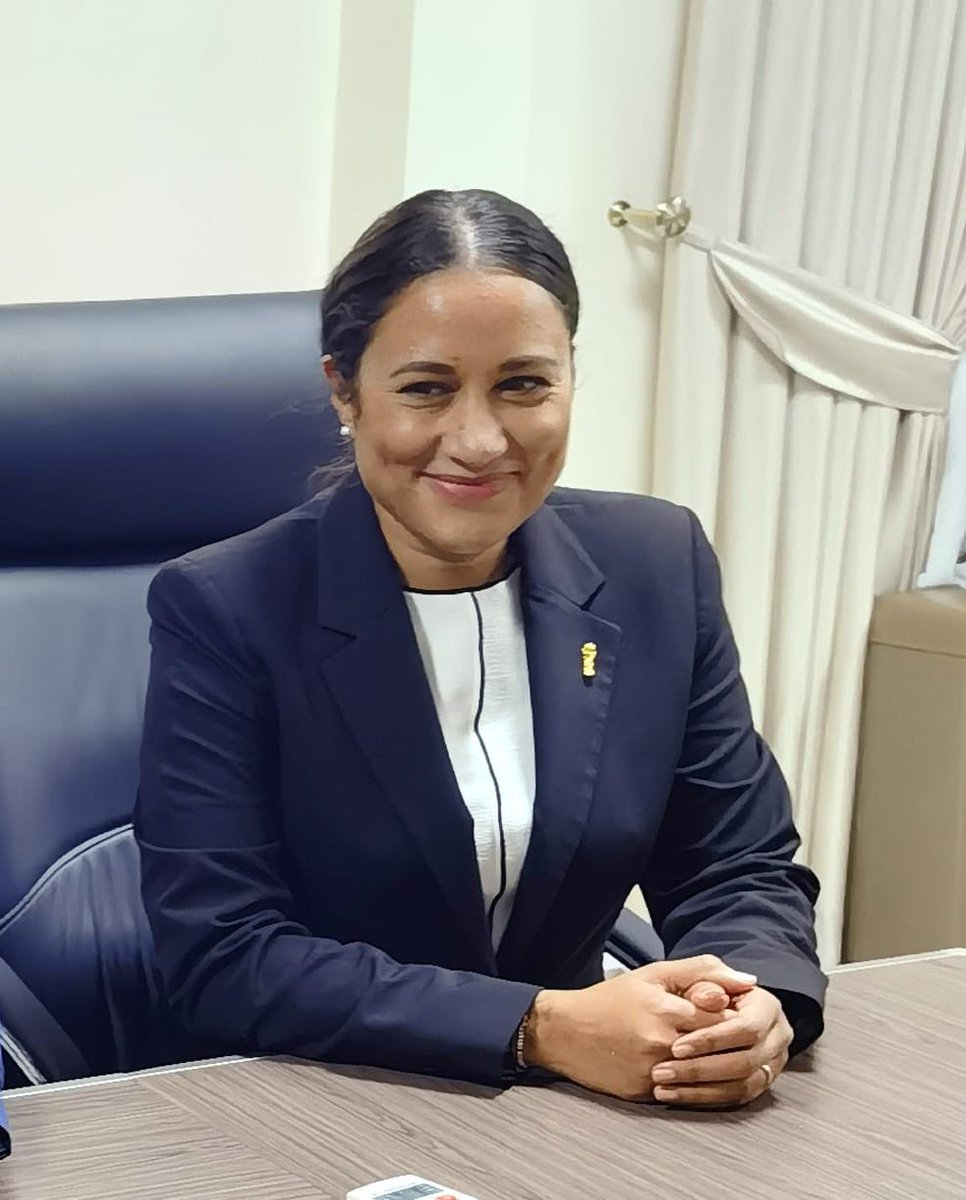 Mission conjointe FIFA/CAF conduite par @sf_solemale, Avocate Experte en Gouvernance du Football à la FIFA
La team en audience avec le Ministre des Sports <a href="/YDiatara/">Yankhoba Diatara</a>