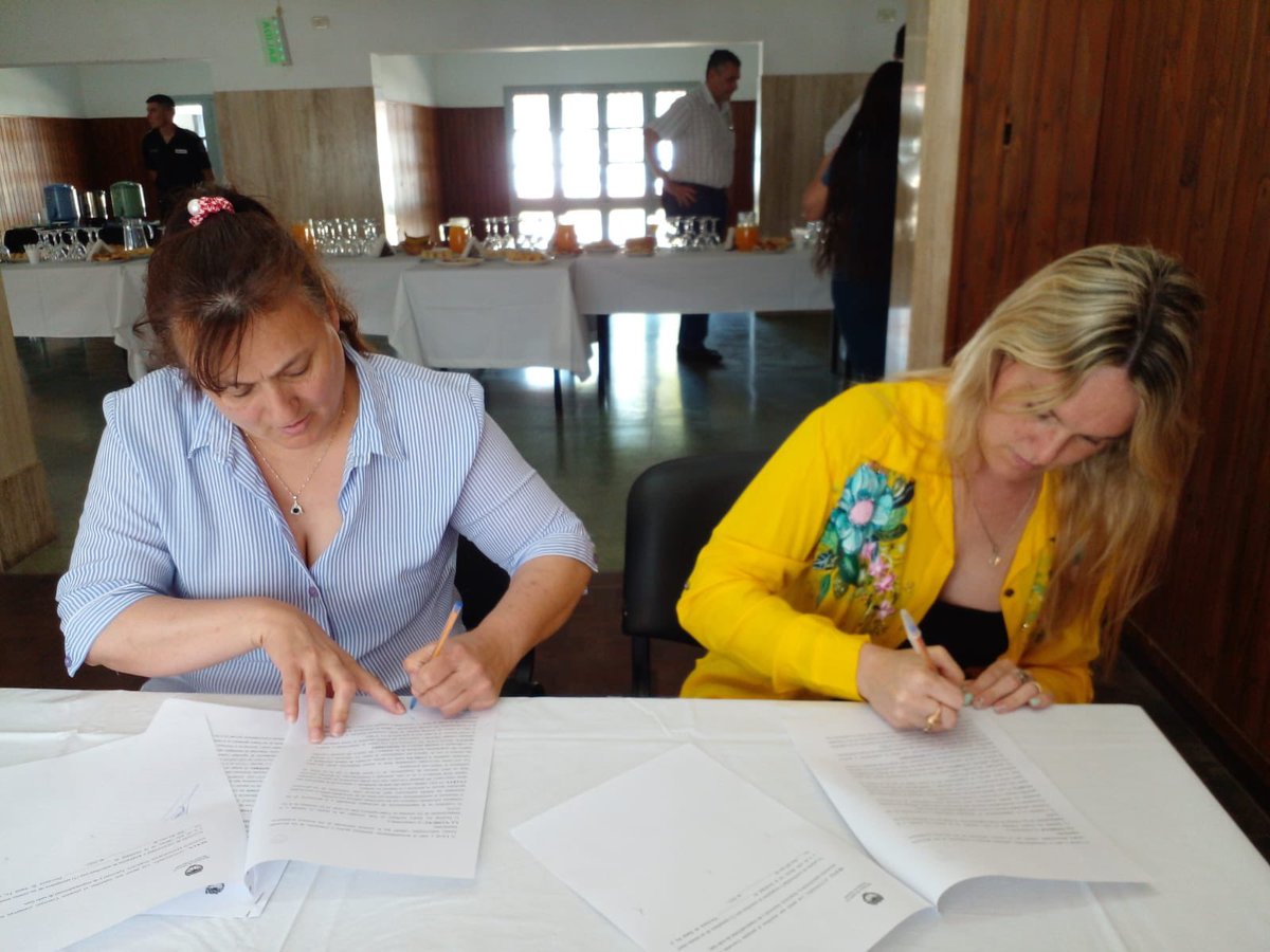 Firma de convenios por Ley de Emergencia en Seguridad 
en Recreo rubricamos un convenio por $2.000.000 para avanzar en materia de seguridad, un pedido que radicaba de hace tiempo en la provincia y que era un compromiso que se había asumido con anterioridad