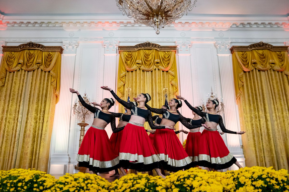 📷 In celebration of the Festival of Lights, @POTUS and @FLOTUS hosted a Diwali reception at the White House on Monday. Watch the full event: youtube.com/watch?v=mK9F7p…