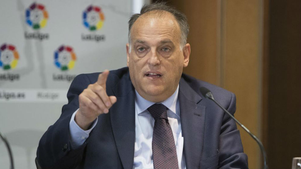 ersevillano__'s tweet photo. Mientras los clubes de la premier desmantelan a base de talonario a los Sevilla, Valencia, Villarreal... Y se llevan sus jugadores y técnicos, Tebas denunciaba al PSG porque lo que le preocupaba es que el Madrid no haya podido fichar a Mbappe, lo mismo así entendéis como estamos. https://t.co/P2qRbtiArm