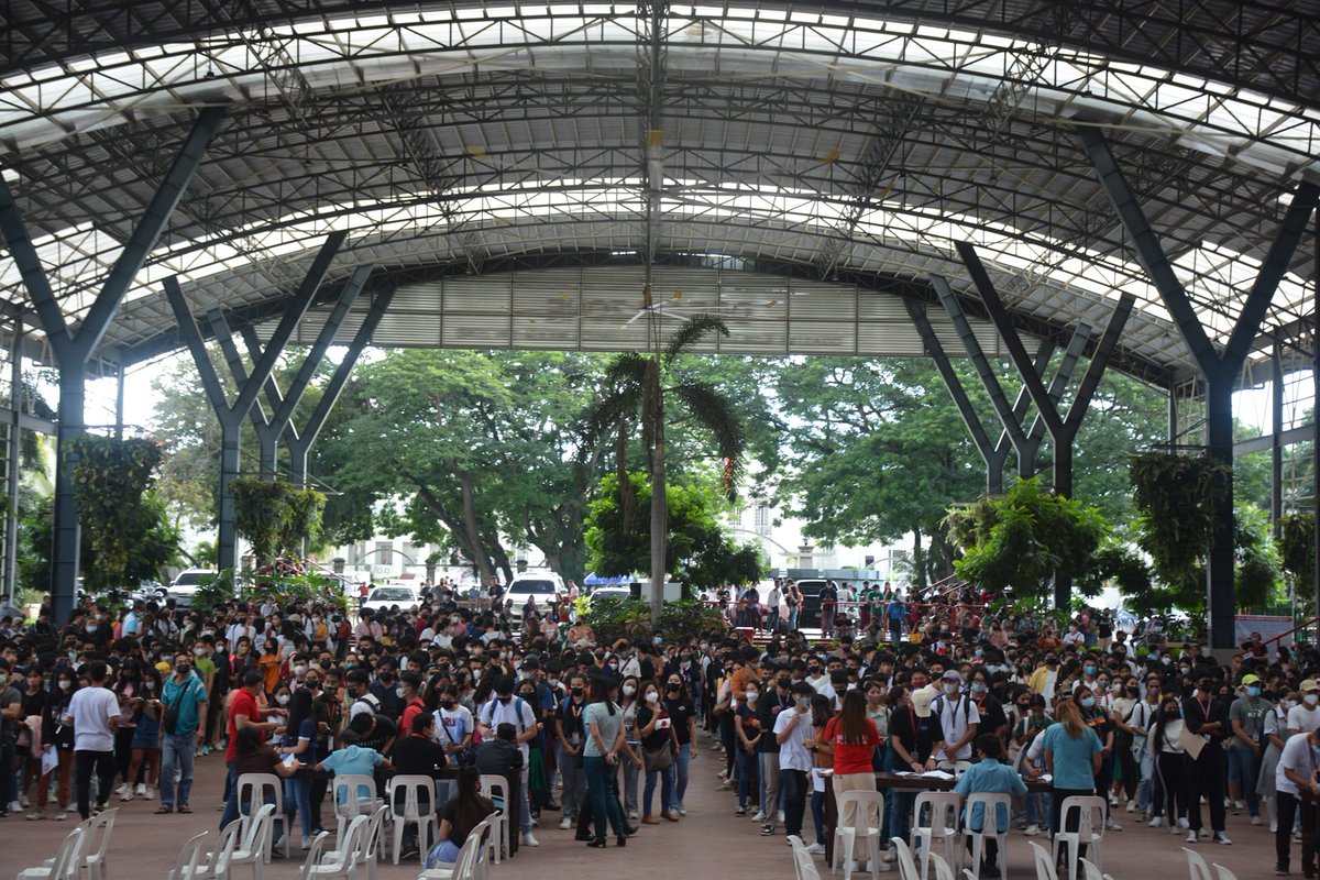 batspiocapitol's tweet photo. #HelpInMotion: Nagpatuloy ngayong araw, ika-25 ng Oktubre 2022, ang pamamahagi ng financial assistance sa mga iskolar ng Kapitolyo para sa 1st semester ng Academic Year 2022-2023 sa Regina R. Mandanas Memorial DREAM Zone, Capitol Compound, Lungsod ng Batangas. https://t.co/c9RY7qUOBt