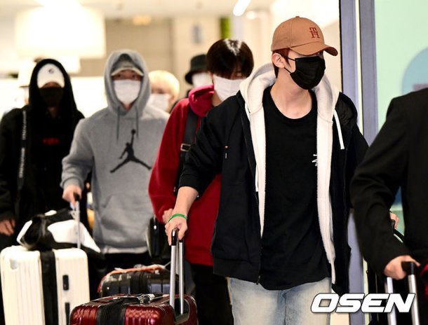 j6hyun's tweet photo. OMEGA X has arrived in Incheon Airport! ๐
#PROTECTOMEGAX #OMEGA_X https://t.co/uqxKwWXewI