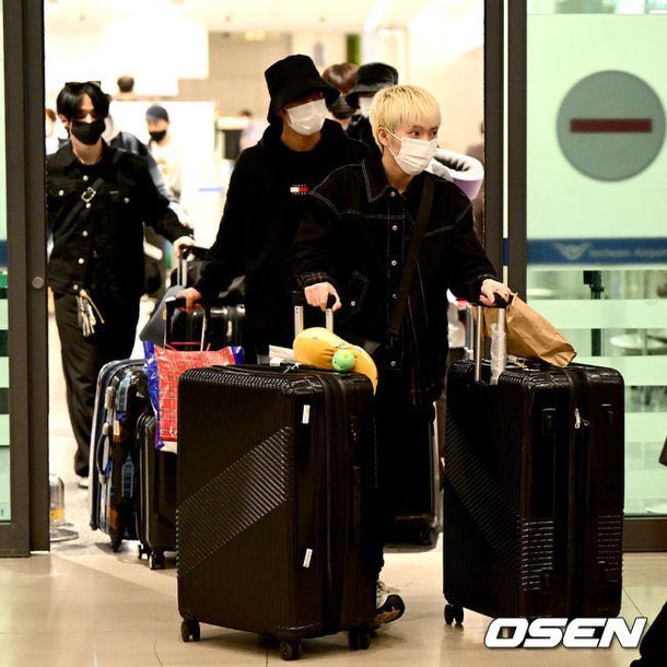j6hyun's tweet photo. OMEGA X has arrived in Incheon Airport! ๐
#PROTECTOMEGAX #OMEGA_X https://t.co/uqxKwWXewI