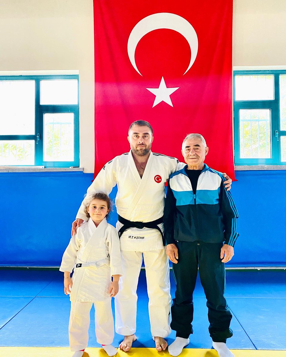 hakantastann1's tweet photo. 3 kuşak minderdeyiz. Evlat,baba,büyükbaba 
@yasar_tastann 
#hazaltaştan 
#judoaşk #heryaştajudo #sporhayattır https://t.co/6pbbjtG4SW