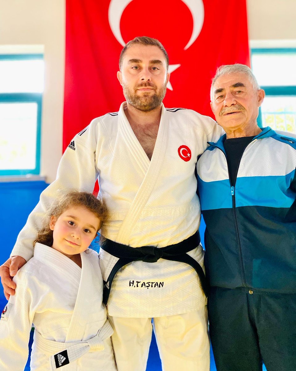 hakantastann1's tweet photo. 3 kuşak minderdeyiz. Evlat,baba,büyükbaba 
@yasar_tastann 
#hazaltaştan 
#judoaşk #heryaştajudo #sporhayattır https://t.co/6pbbjtG4SW