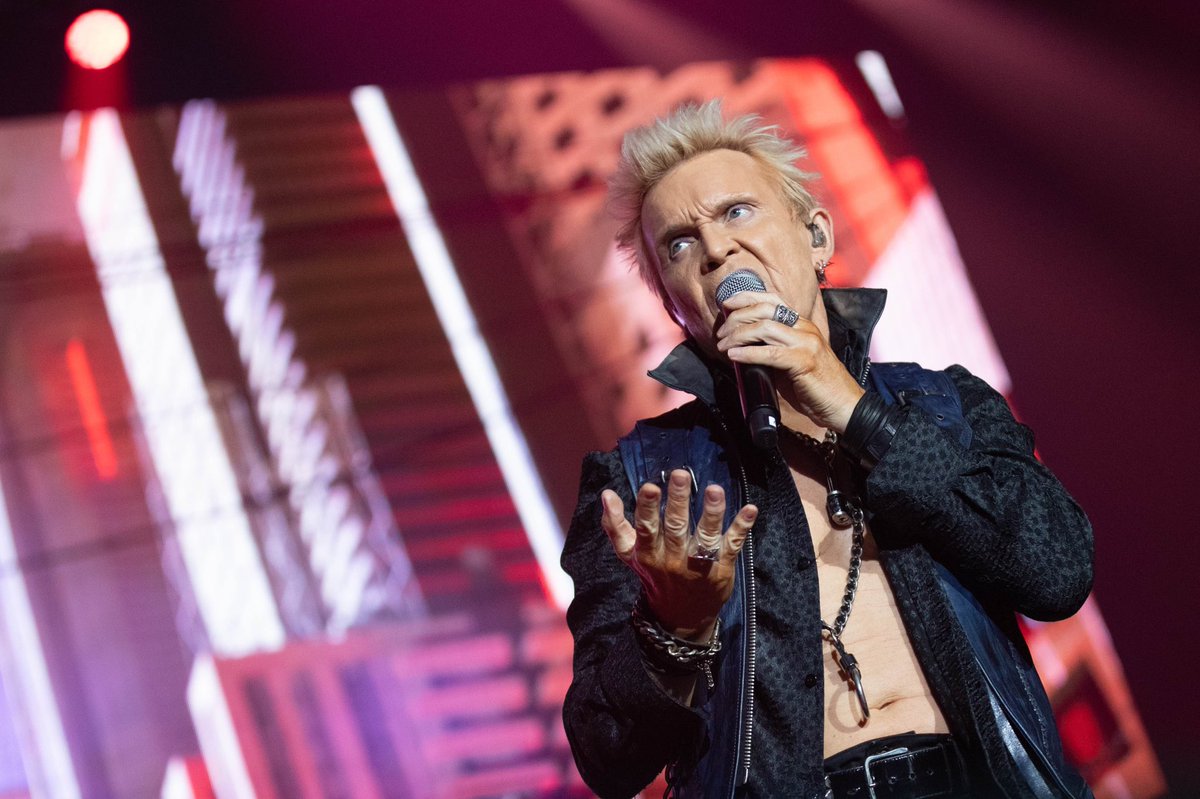 BillyIdol's tweet photo. IDOL LIVE: LEEDS UK: FIRST DIRECT ARENA:  Final show of this tour thank u @toyahofficial  @rfripp_official @Killingjokeband it’s been great but still tonight to go..I’m gonna fun up there…let’s do it! 📸 @marija_buljeta_photo https://t.co/oWK38hhMKP
