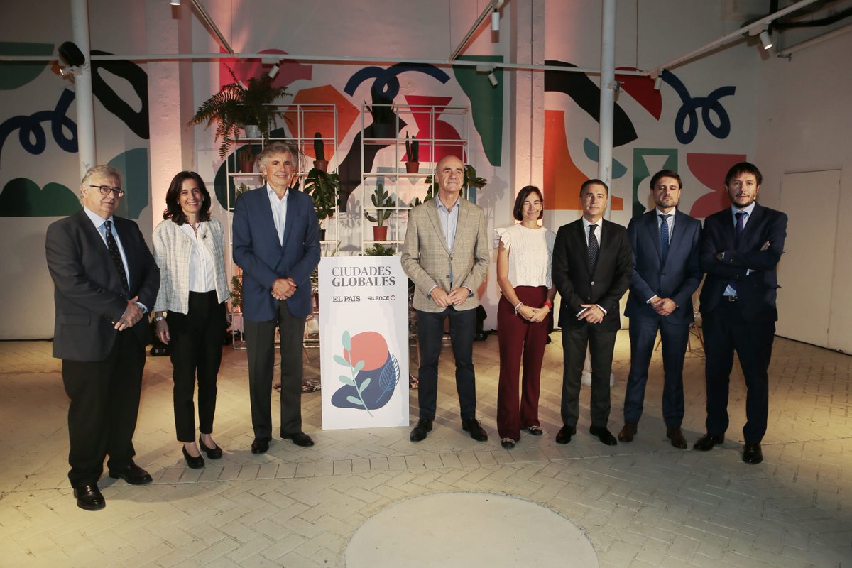 #Sevilla acoge el ciclo 'Ciudades globales' de <a href="/el_pais/">EL PAÍS</a> sobre los retos de la movilidad urbana.
Gracias por hacerme partícipe de esta jornada, junto a la consejera <a href="/marifrangr/">Marifran Carazo</a>.
Todas las administraciones debemos colaborar para dar un impulso definitivo a la movilidad sostenible.