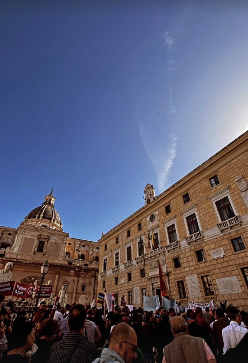 ANTUDOinfo's tweet photo. In migliaia da tante città #siciliane oggi a #Palermo e per la #manifestazione “Palermo #svegliati!” contro il caro bollette e la speculazione che ci vogliono fare pagare.
Adesso sotto #palazzo delle #aquile
#insorgiamo #carobollette #caroenergia #noinonpaghiamo https://t.co/krwnRZf2Wu
