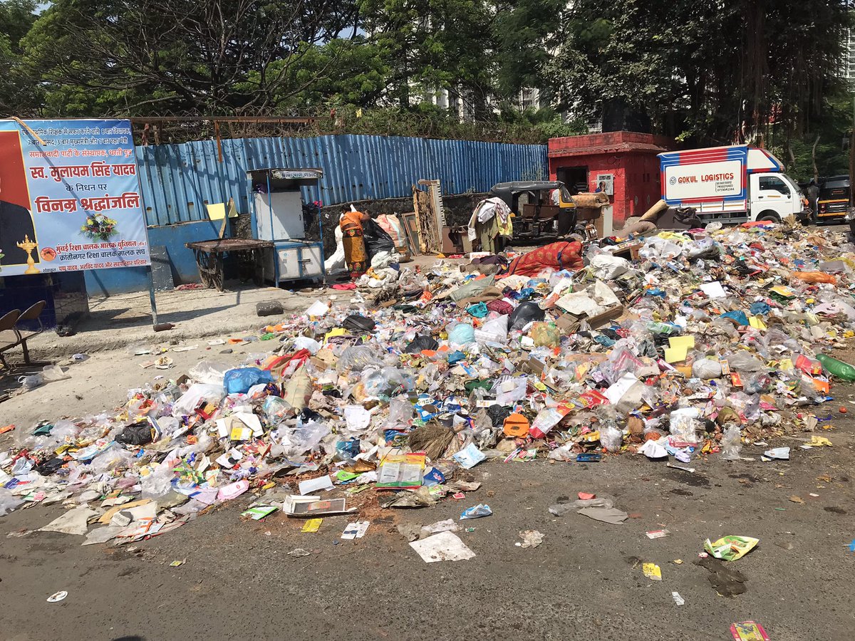 Roopeshd3's tweet photo. Ward No. 27 

P North people throw more garbage than R South, is not an issue. cleanliness is more important. So Reinstall &amp; start the Stationary Compactor in the same place ASAP.

Lokhandwala Autostand, Kandivali East
@mybmc @IqbalSinghChah2 @mybmcWardRS @mybmcSWM @BhatkhalkarA https://t.co/WdN9biXsqs