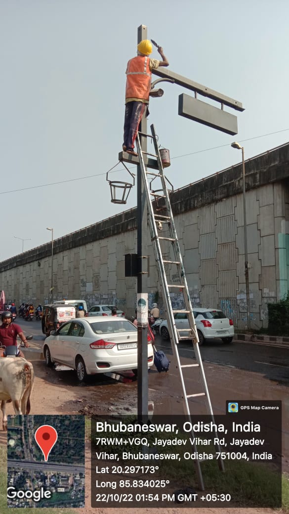 Regular maintenance such as cleaning, painting works of different elements installed by BSCL is going on through out the city. #SmartBhubaneswar
