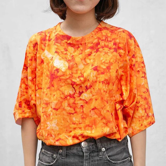オムライス好き歓喜？！総柄の「チキンライスTシャツ」爆誕！！