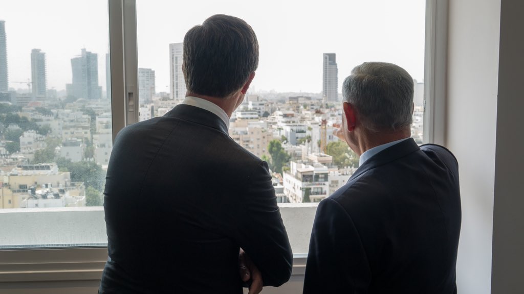 Tijdens mijn bezoek aan Israël sprak ik met de drie kandidaten die kans maken op premierschap na de aankomende verkiezingen. Waar ik gisteren al sprak met MP Lapid en minister Gantz, sprak ik vandaag met @netanyahu. Hij is oppositieleider en was uiteraard al eerder premier.