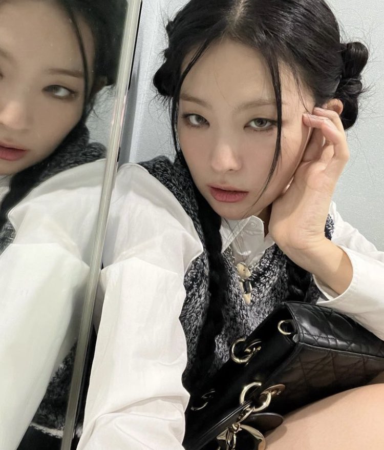 #Alvin’s update!¡ 

         HEY !!! mam nadzieje ze noc minela wam spokojnie i sie wyspaliscie :D pamietajcie aby ubrac sie cieplo!!! pogoda nas nie rozpieszcza.. 🥱❤️‍🔥☺️🫶

#IDOL_ETERNAL